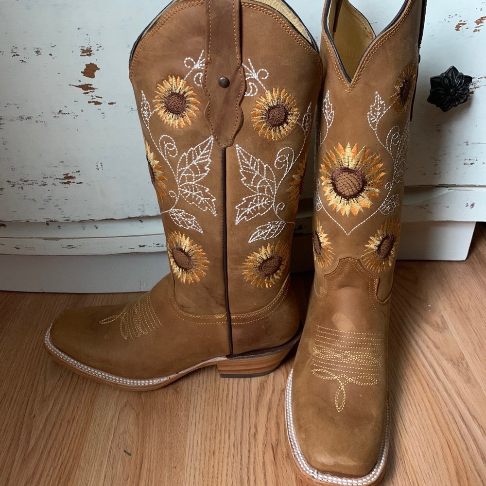 NWOT women’s sunflower cowboy boots (Sz 7.5)
